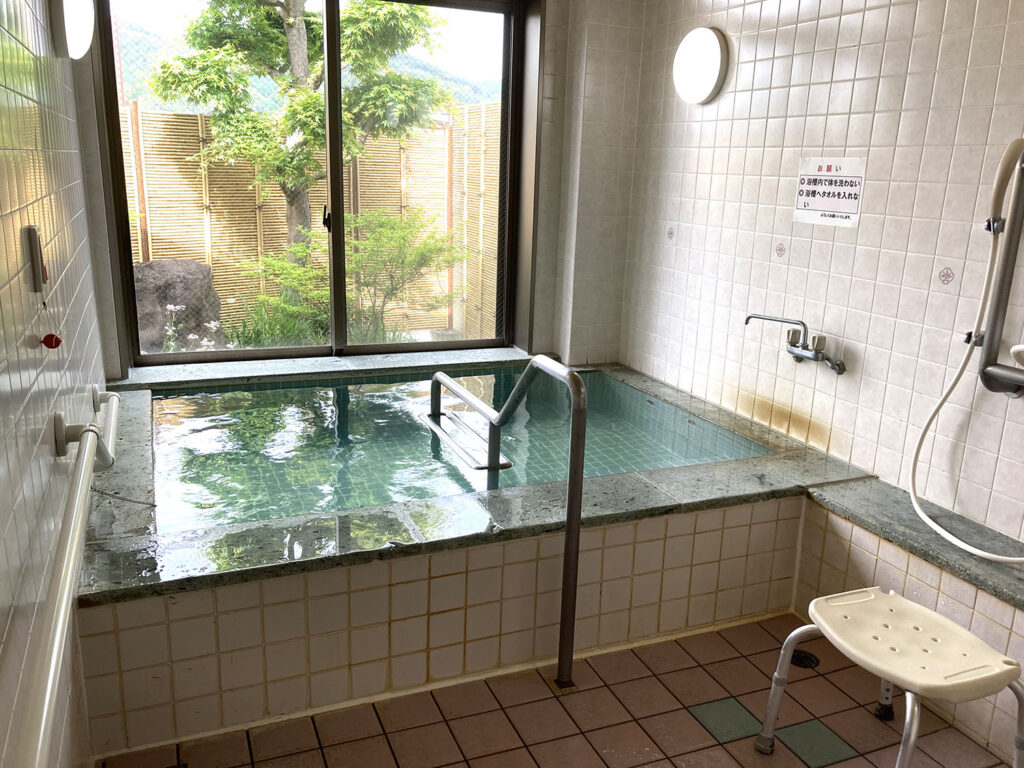 長和町「安らぎの湯」の福祉風呂。
家族に身障者の方がいるご家族には最高の施設です
